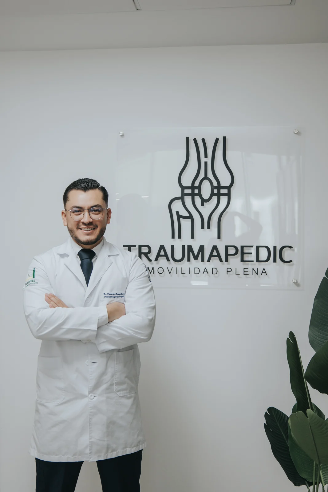 Dr. Eduardo Anaya en el consultorio Traumapedic
