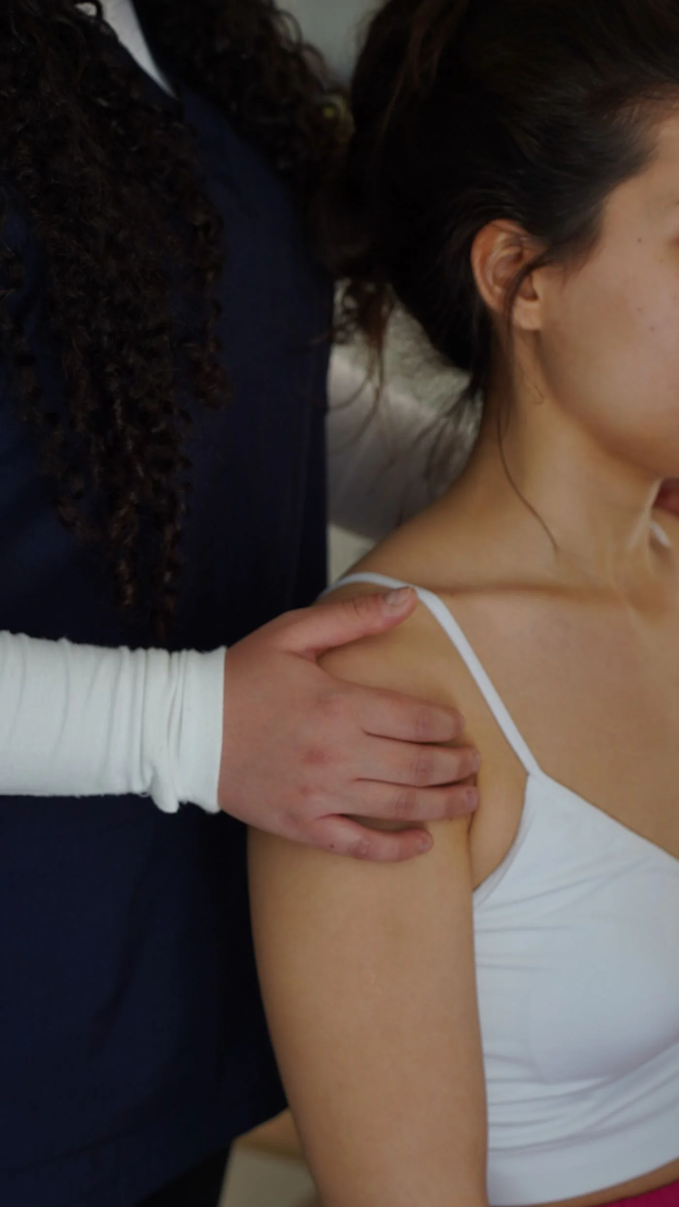 Sesión profesional de valoración y terapia de hombro